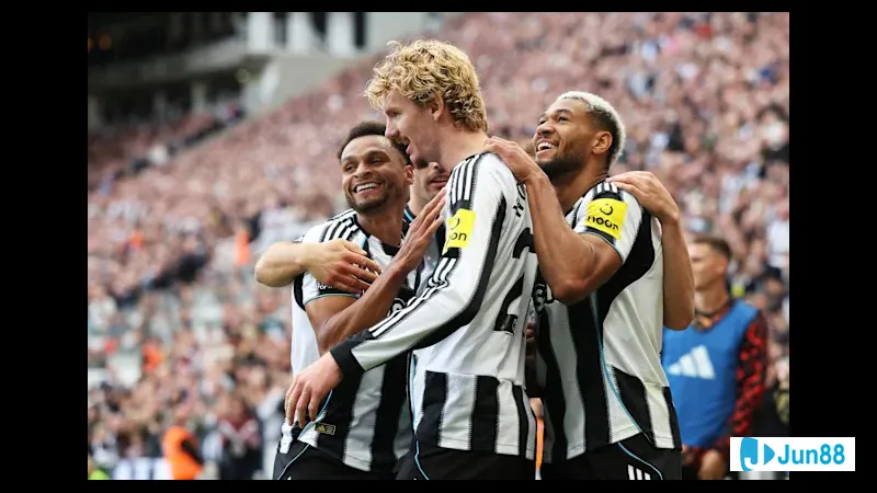 Cầu thủ Newcastle vượt qua cầu thủ Bradford City để tiến lên phía trước trên sân cỏ. Cầu thủ Newcastle vượt qua cầu thủ Bradford City để tiến lên phía trước trên sân cỏ.