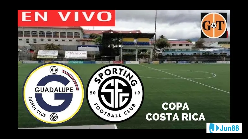 Cầu thủ của Sporting San Jose dùng kỹ thuật cá nhân vượt qua cầu thủ Guadalupe trên sân cỏ Cầu thủ của Sporting San Jose dùng kỹ thuật cá nhân vượt qua cầu thủ Guadalupe trên sân cỏ