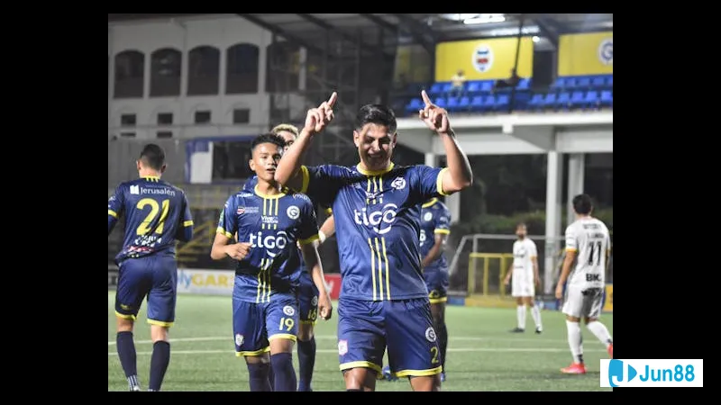 Cầu thủ của Sporting San Jose đang chống đỡ sự áp đảo từ cầu thủ của Guadalupe trong trận đấu Cầu thủ của Sporting San Jose đang chống đỡ sự áp đảo từ cầu thủ của Guadalupe trong trận…