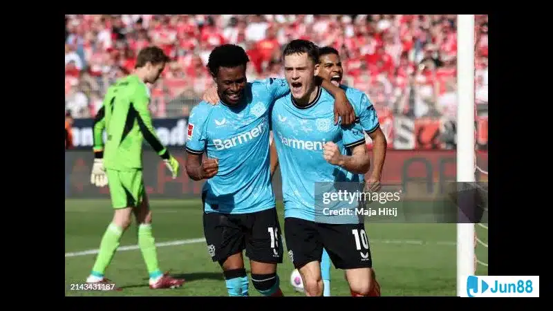 Cầu thủ Bayer Leverkusen dẫn bóng trước cầu thủ của Union Berlin trong trận đấu. Cầu thủ Bayer Leverkusen dẫn bóng trước cầu thủ của Union Berlin trong trận đấu.