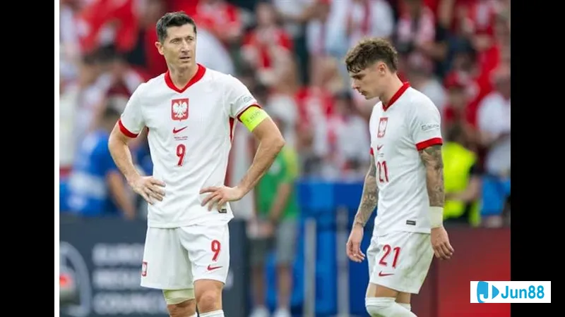 Cầu thủ Ba Lan đang tung cú sút mạnh vào khung thành của Lithuania Cầu thủ Ba Lan đang tung cú sút mạnh vào khung thành của Lithuania