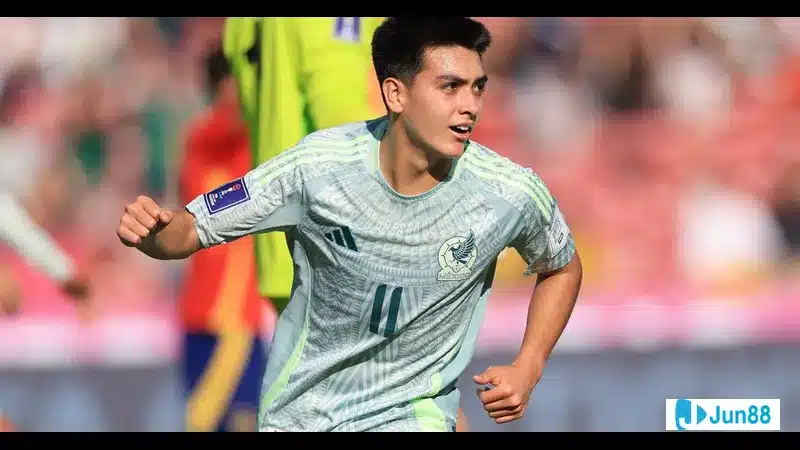 Cầu thủ U20 Mexico đang dốc hết sức lực để giành lại bóng từ cầu thủ U20 Ma Rốc trong trận đấu gay cấn Cầu thủ U20 Mexico đang dốc hết sức lực để giành lại bóng từ cầu thủ U20 Ma Rốc trong trận…