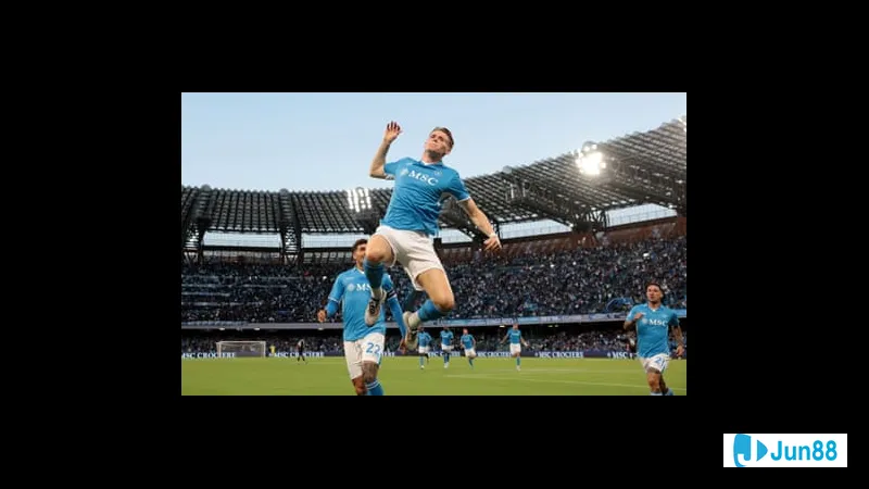 Cầu thủ Napoli chạy nhanh với bóng trước sự truy đuổi của cầu thủ Como