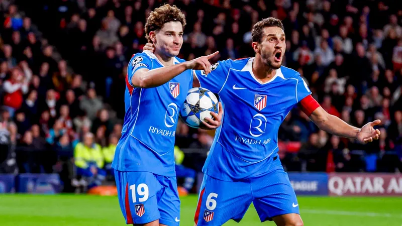 Cầu thủ của Baleares chạy nhanh vượt qua hậu vệ của Atletico Madrid Cầu thủ của Baleares chạy nhanh vượt qua hậu vệ của Atletico Madrid
