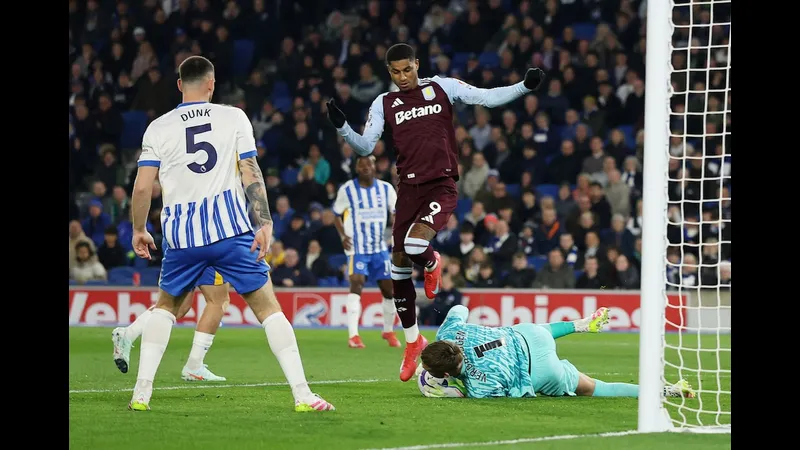Cầu thủ Brighton với sự quyết tâm vượt qua phòng ngự của Aston Villa Cầu thủ Brighton với sự quyết tâm vượt qua phòng ngự của Aston Villa