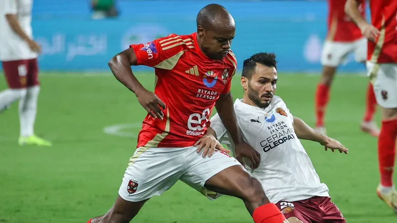 Cầu thủ của Ceramica Clepatra đang chiến đấu mạnh mẽ trong trận đấu với Al Ahly Cầu thủ của Ceramica Clepatra đang chiến đấu mạnh mẽ trong trận đấu với Al Ahly