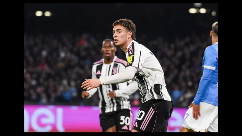 Cầu thủ Juventus sử dụng kỹ thuật đi bóng để vượt qua cầu thủ đối phương từ đội Pafos. Cầu thủ Juventus sử dụng kỹ thuật đi bóng để vượt qua cầu thủ đối phương từ đội Pafos.