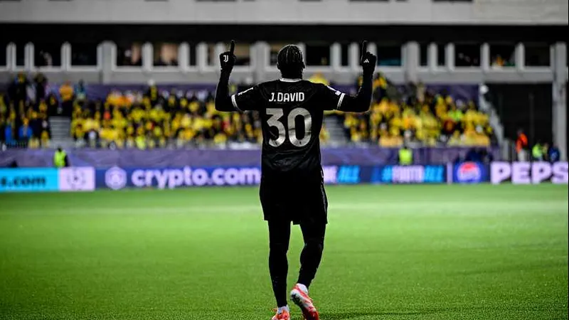 Cầu thủ Juventus chạy nhanh để giành quả bóng trước hậu vệ của đội Pafos Cầu thủ Juventus chạy nhanh để giành quả bóng trước hậu vệ của đội Pafos
