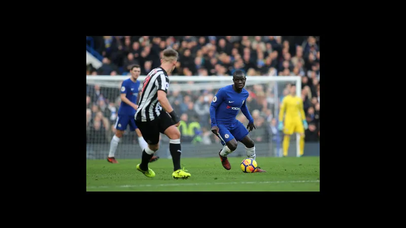 Cầu thủ Newcastle vượt qua hậu vệ Chelsea trên sân cỏ Cầu thủ Newcastle vượt qua hậu vệ Chelsea trên sân cỏ