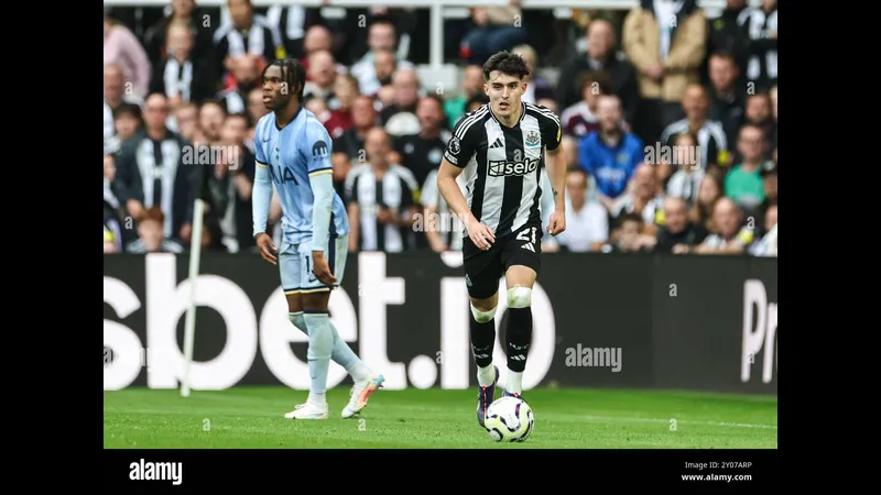 Cầu thủ Newcastle với sự quyết tâm vượt qua hậu vệ Tottenham để tiến vào vòng cấm địa. Cầu thủ Newcastle với sự quyết tâm vượt qua hậu vệ Tottenham để tiến vào vòng cấm địa.