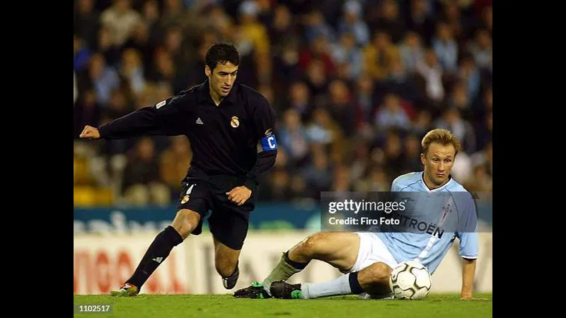 Cầu thủ của Real Madrid với sự tập trung cao độ trong trận đấu với Celta Vigo Cầu thủ của Real Madrid với sự tập trung cao độ trong trận đấu với Celta Vigo