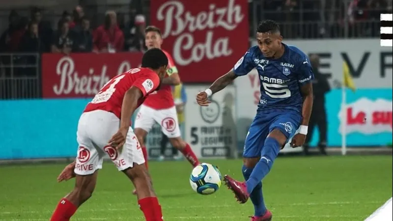 Cầu thủ của Rennes vượt qua hậu vệ của Brest trong trận đấu sôi động