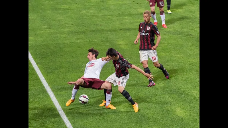 Cầu thủ AC Milan chiến đấu gay cấn để giữ bóng trước sự áp đảo từ Torino Cầu thủ AC Milan chiến đấu gay cấn để giữ bóng trước sự áp đảo từ Torino