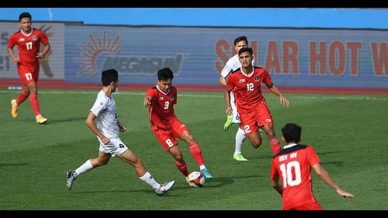 Cầu thủ U22 Philippines với sự quyết tâm chạy nhanh vượt qua cầu thủ U22 Indonesia để tiến gần phần sân đối phương. Cầu thủ U22 Philippines với sự quyết tâm chạy nhanh vượt qua cầu thủ U22 Indonesia để tiến…