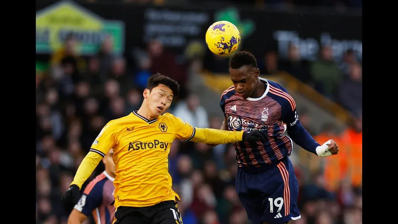 Cầu thủ Wolves vượt qua phòng ngự của Nottingham Forest với tốc độ và kỹ thuật cá nhân ấn tượng. Cầu thủ Wolves vượt qua phòng ngự của Nottingham Forest với tốc độ và kỹ thuật cá nhân ấn…