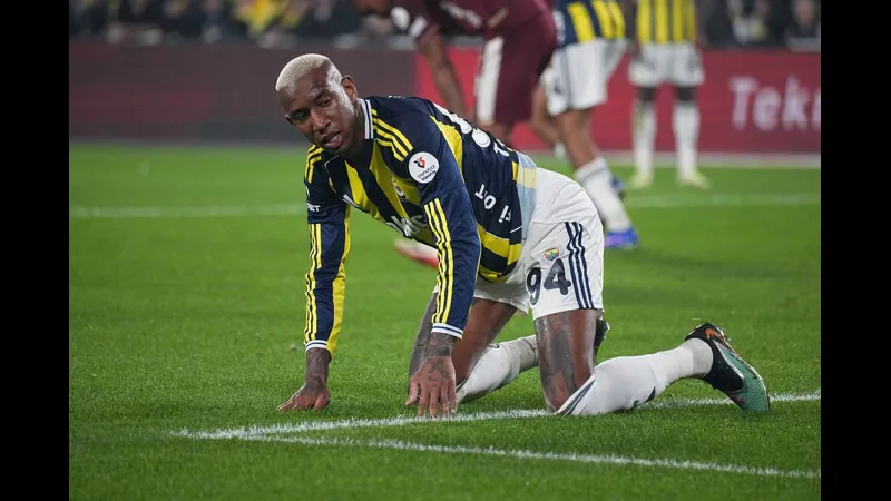 Cầu thủ FCSB và Fenerbahce đấu tranh gay gắt trên sân Cầu thủ FCSB và Fenerbahce đấu tranh gay gắt trên sân