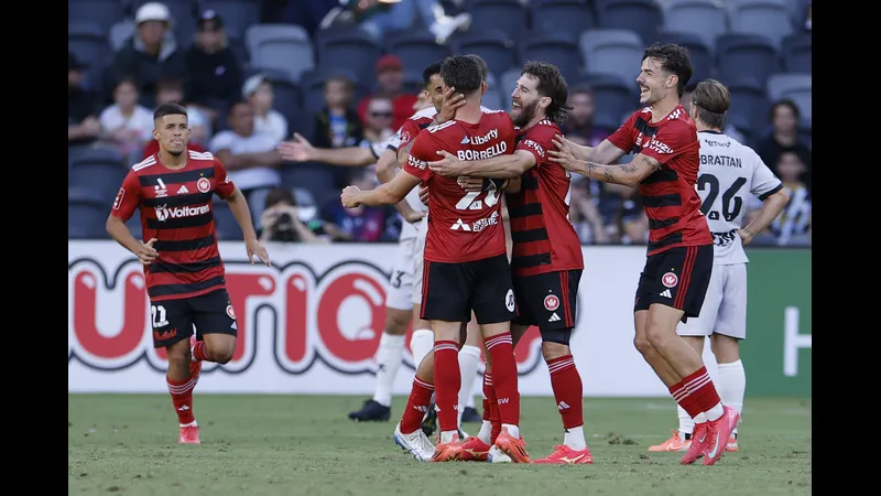 Cầu thủ Western Sydney Wanderers đang tiến về phía cầu môn Cầu thủ Western Sydney Wanderers đang tiến về phía cầu môn