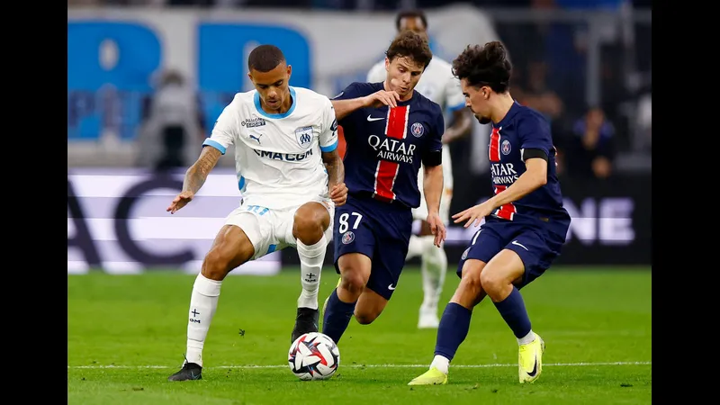 Cầu thủ PSG và Marseille đấu tranh gay cấn trên sân Cầu thủ PSG và Marseille đấu tranh gay cấn trên sân