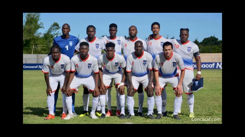 Cầu thủ Sint Maarten nỗ lực cướp bóng khỏi Dominica Cầu thủ Sint Maarten nỗ lực cướp bóng khỏi Dominica