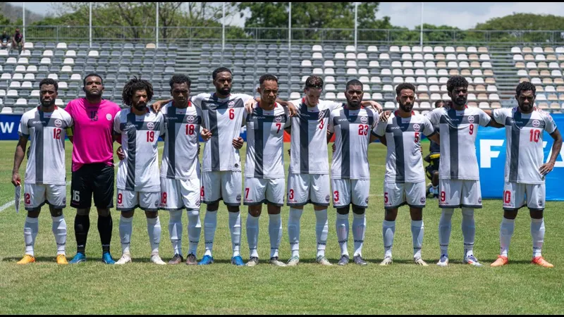 Cầu thủ New Caledonia và Jamaica tranh chấp quả bóng Cầu thủ New Caledonia và Jamaica tranh chấp quả bóng