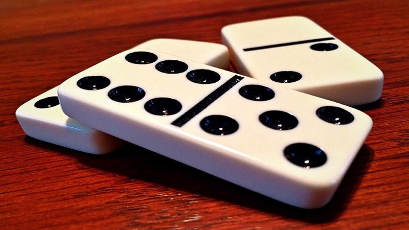 Cách chơi cờ Domino thú vị và hay nhất hiện nay 4 huong dan cach choi luat choi domino truyen thong don gianabccc 800x450 1